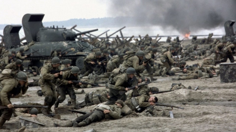 Steven Spielberg a Tom Hanks produkovali Bratrstvo neohrožených po válečném hitu Zachraňte vojína Ryana